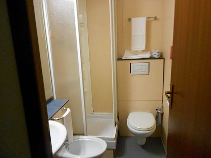 Bathroom 3, Albergo La Vela, Genova