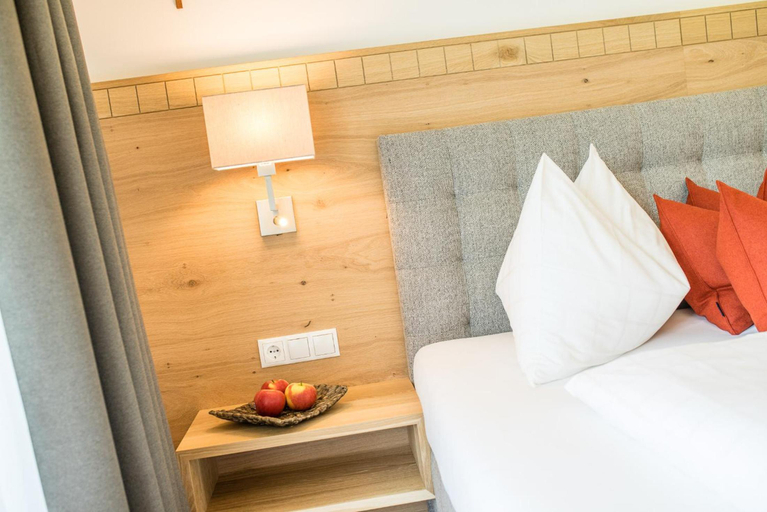 Bedroom 4, Alpin Hotel Sonnblick, Bolzano