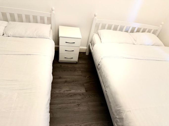 Room 5, Rayans Lodge Startford, London