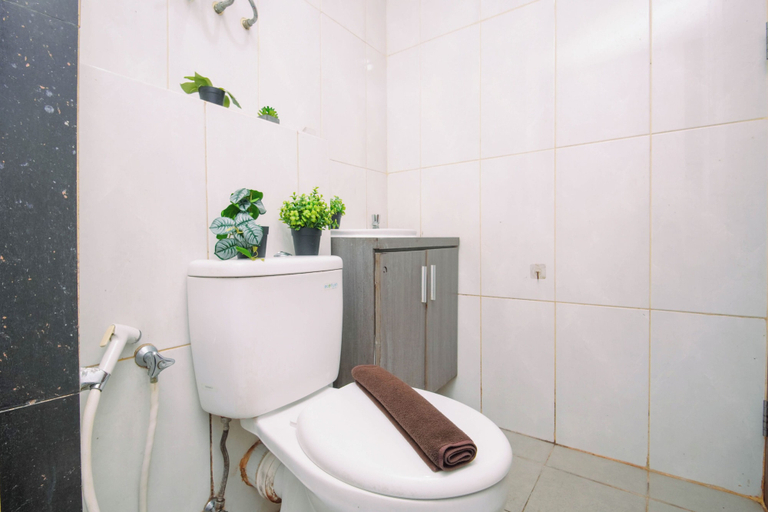 Bathroom 4, Affordable Comfort Studio At Apartment Grand Kamala Lagoon, Bekasi