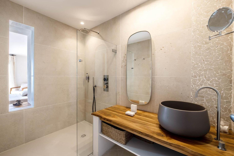 Bathroom 4, A Casa Nostra, Corse-du-Sud