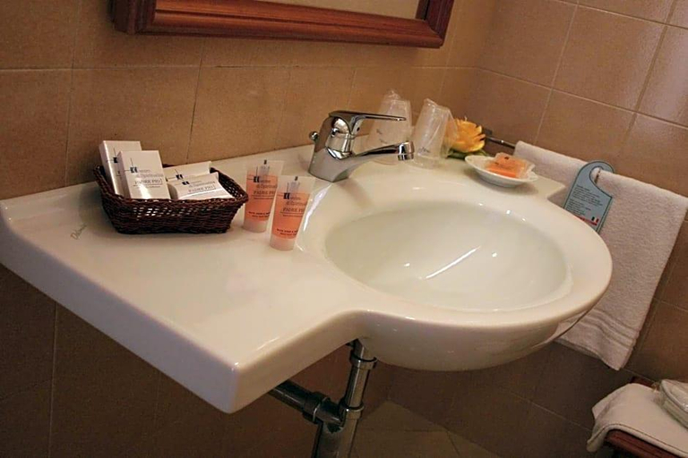 Bathroom 5, Centro Di Spiritualitv Padre Pio, Foggia