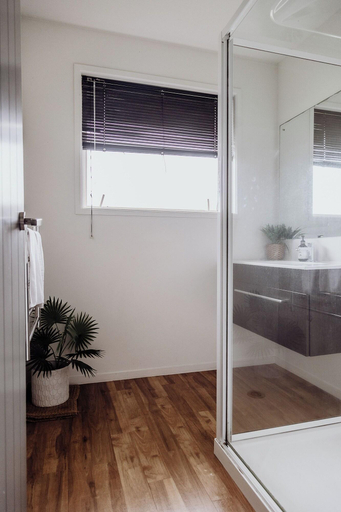Bathroom 4, Lake Mahinapua Hotel, Westland