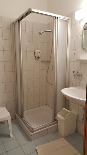 Bathroom 3, Hotel Geier, Wiener Neustadt Land