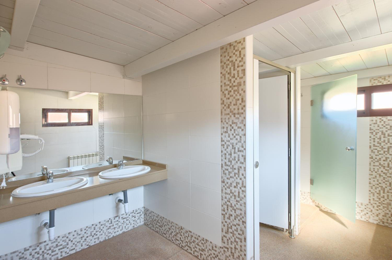 Bathroom 3, Albergue Lamorena, Palencia