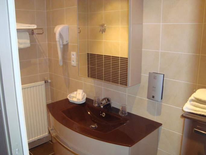 Bathroom 3, Hôtel De La Croix D'or, Manche