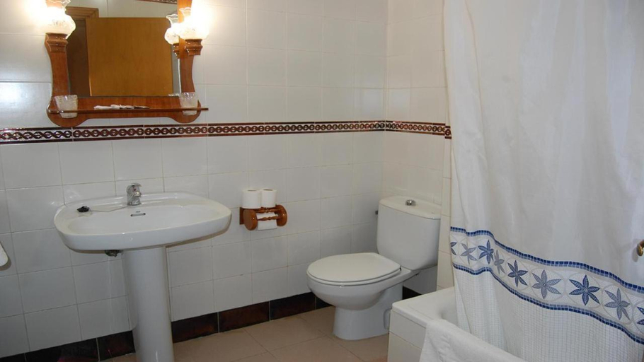 Bathroom 3, Hotel Antonio Conil, Cádiz