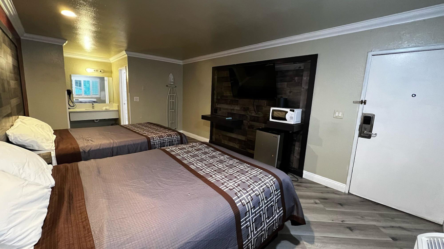 Bedroom 2, New American Inn and Suites, Orange