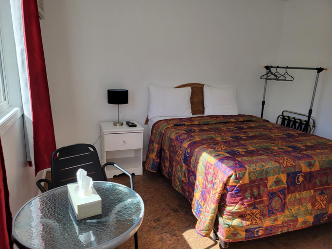 Bedroom 2, Elks Motel, Okanagan-Similkameen