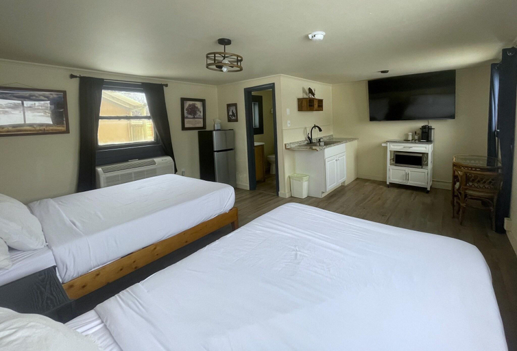Bedroom, Sacajawea Inn, Lemhi