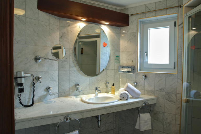 Bathroom 5, Gräfliches Hotel Alte Post, Rottal-Inn