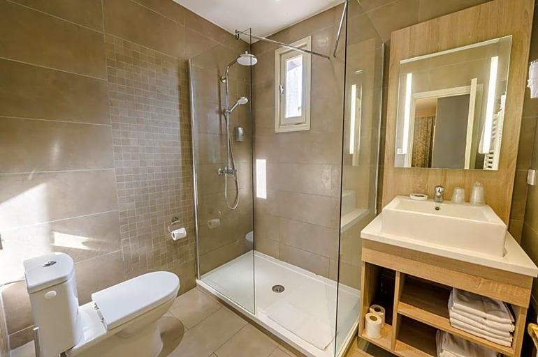 Bathroom 4, Hotel L Aragon, Aude