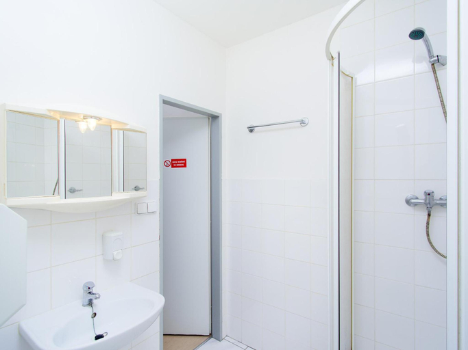 Bathroom 5, Hostel Bohemia, Praha 9