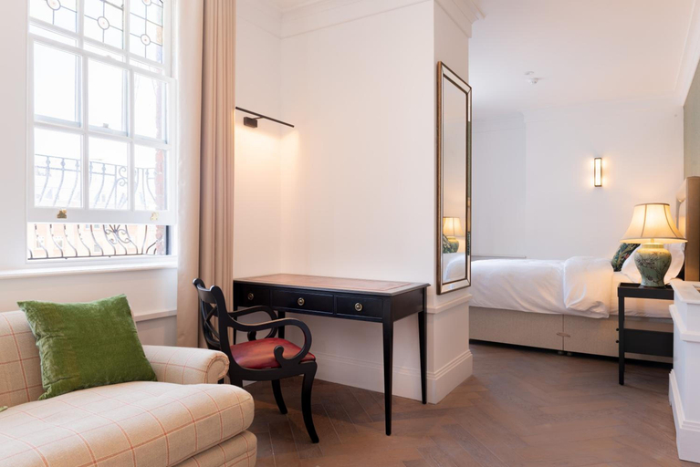 Bedroom 1, Gunmakers, London
