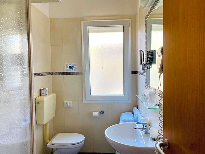 Bathroom 4, Hotel Souvenir, Ravenna
