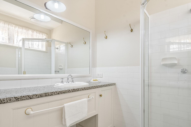 Bathroom 4, Ballina Heritage Inn, Ballina