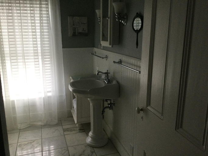 Bathroom 4, Riffles and Runs B & B, Centre