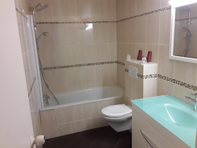 Bathroom 3, Le Relais De Voisins, Yvelines