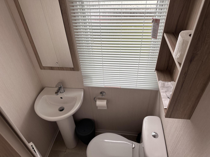 Room 2, R R Coastal Retreats Cedars 63, Lincolnshire