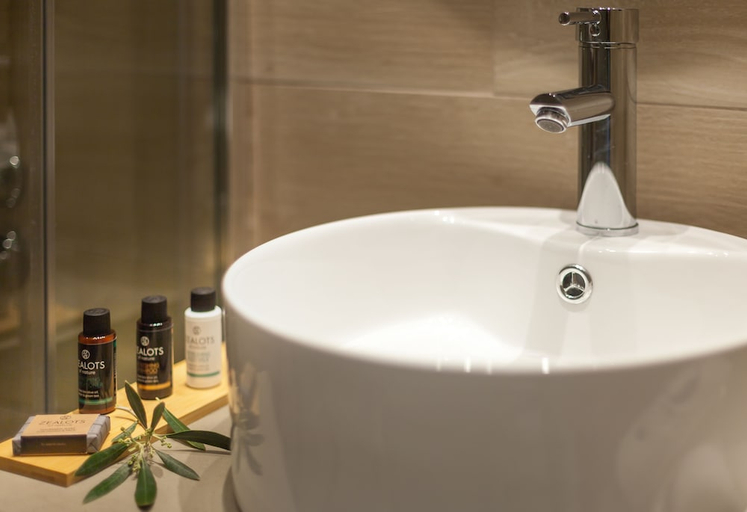 Bathroom 4, Gea Elaia, Peloponnese
