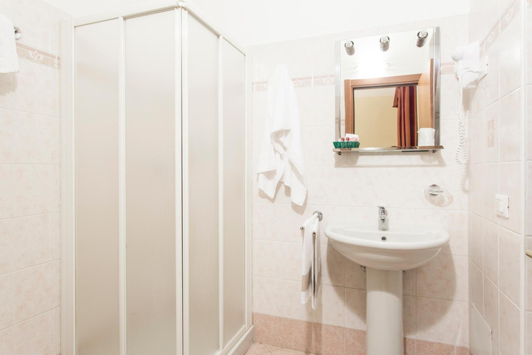 Bathroom 3, Hotel Ristorante Paladini, Vercelli