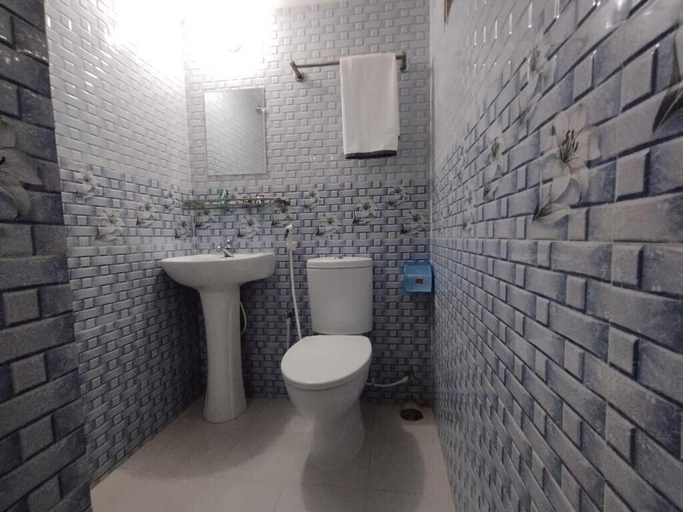Bathroom 3, Hotel Labbaik Farmgate, Dhaka