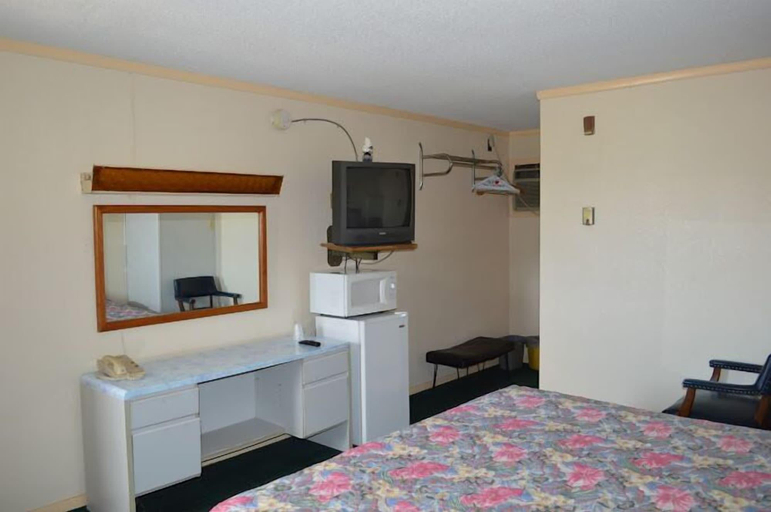 Room 2, Capri Motel By OYO Elwood, Wathena, Doniphan