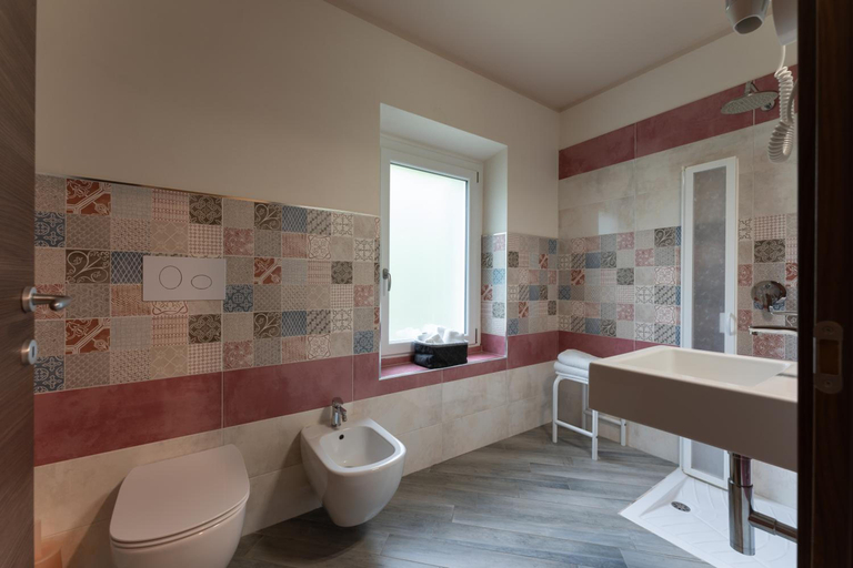 Bathroom 4, Terme Di Monte Valenza, Alessandria