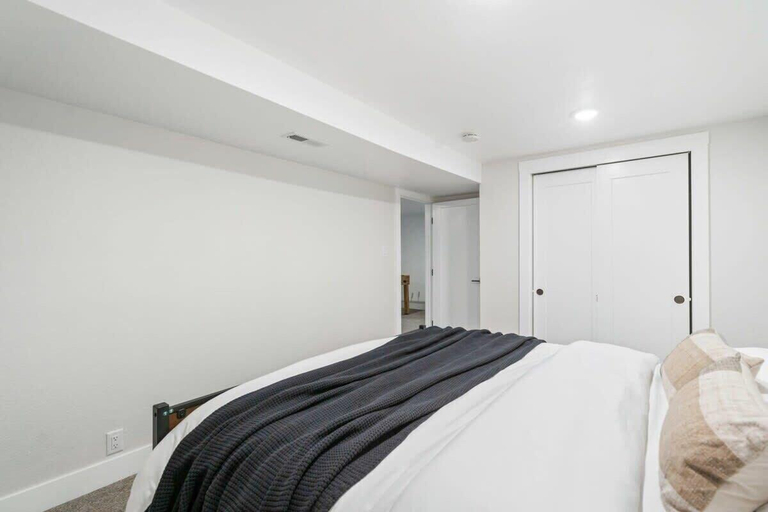 Room 2, @ Marbella - Modern 4-br Retreat Chef's Kitchen, Jefferson