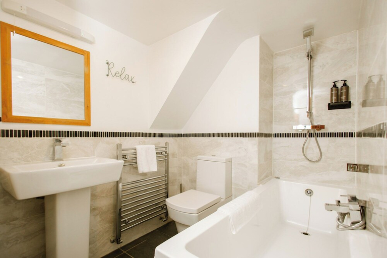 Bathroom 4, The Red Lion at Hellidon, Northamptonshire