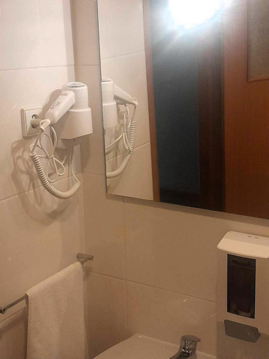 Bathroom 3, Hotel Jorge V, Mirandela