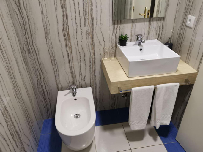 Bathroom 5, Hotel Residencial Dora, Braga