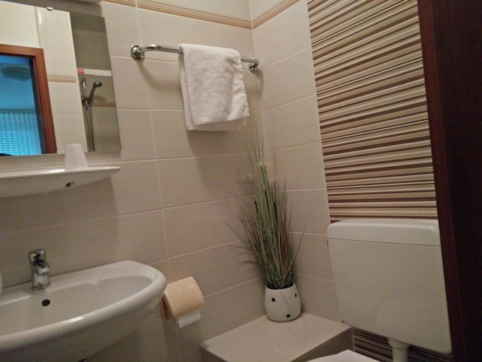 Bathroom 5, Hotel Alfa, Offenbach