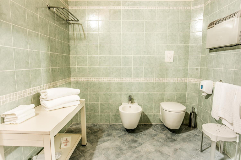 Bathroom 3, Hotel Villa Borghesi, Cremona