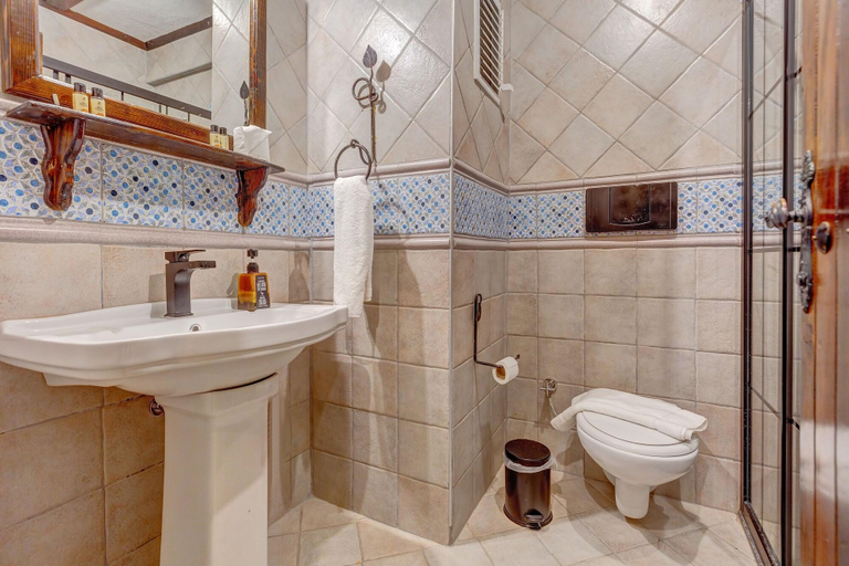 Bathroom 5, Papazlikhan Hotel, Edremit