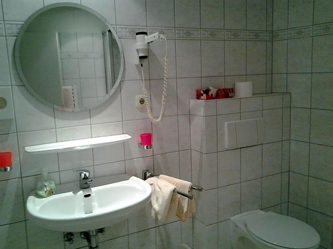 Bathroom 5, Heidehotel Herrenbrvºcke, Celle