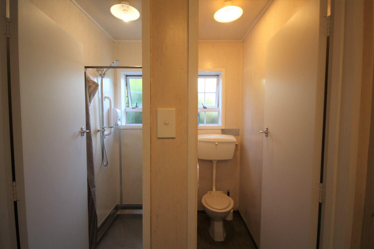 Bathroom 3, Beach lodge motel, Dunedin