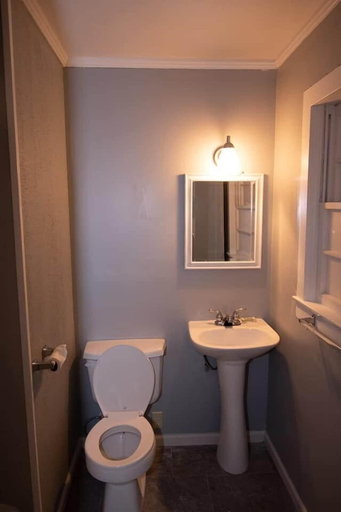 Bathroom 2, The Grand Motel, Noxubee
