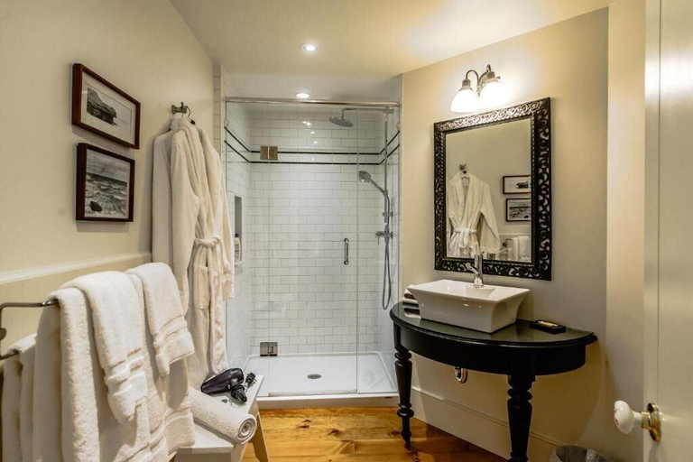 Bathroom 4, Woodbourne Inn, Niagara