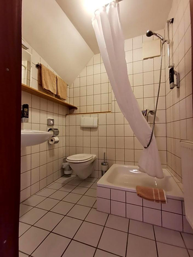 Bathroom 4, Gasthaus Hotel Drei Lilien, Main-Tauber-Kreis