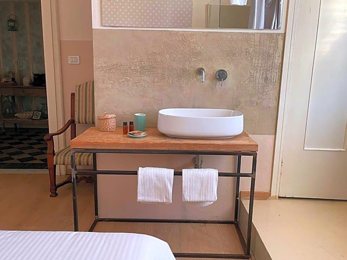 Bathroom 2, Locanda Garzelli, Livorno