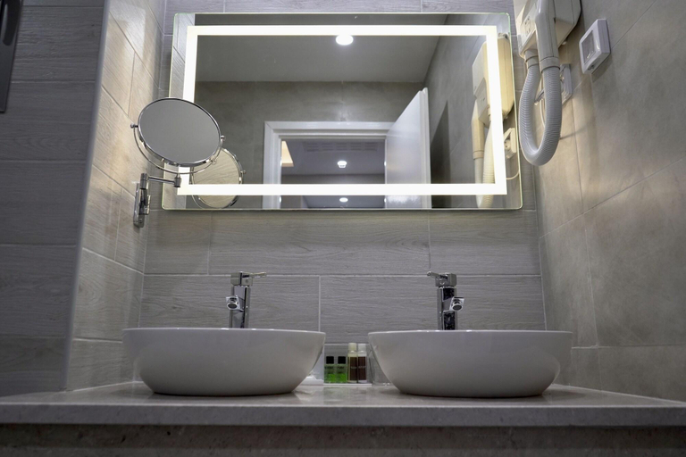 Bathroom 5, Suites hotel les charmilles & spa, La Marsa