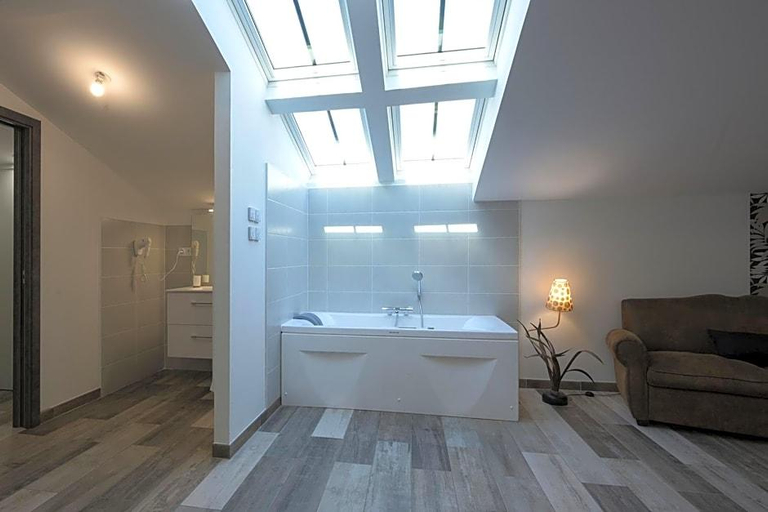 Bathroom 1, Hotel De La Croisee, Ain