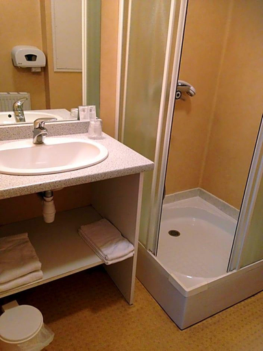 Bathroom 3, Hotel Du Jura, Saône-et-Loire