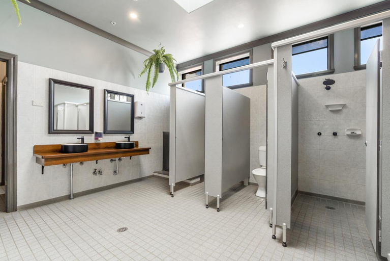 Bathroom 4, The Great Western Hotel, Orange
