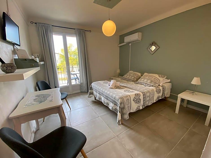 Bedroom 4, Hotel Carina, Vaucluse