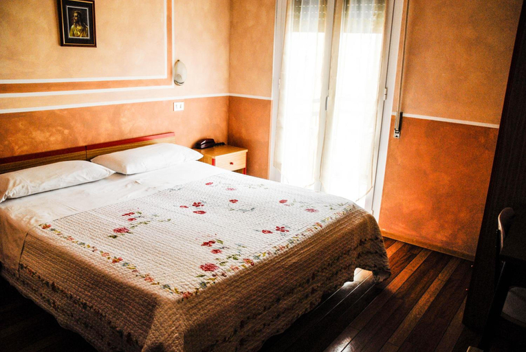 Bedroom 4, Hotel Du Lac, Brescia