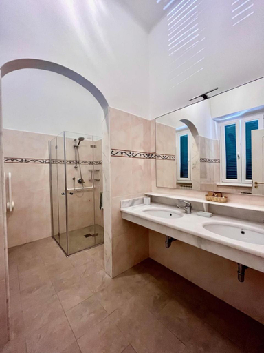 Bathroom 3, Hotel Bellonda, Lucca
