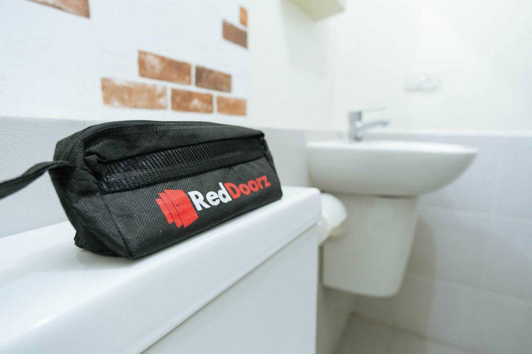Bathroom, RedDoorz Syariah @ Haurgeulis, Indramayu
