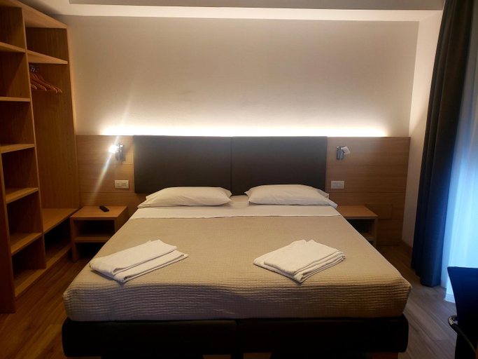 Bedroom 3, Hotel Cantaleone, Trento